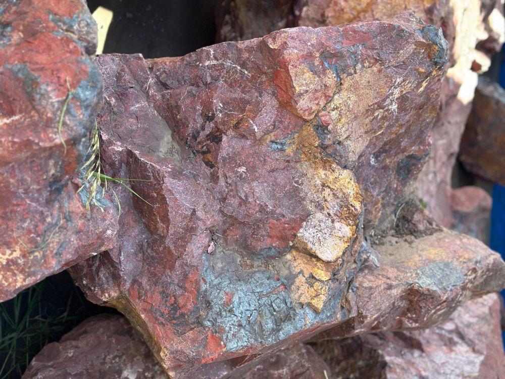 Камни для ландшафтного дизайна красно-фиолетовые 10-60 килограмм купить в Первоуральске