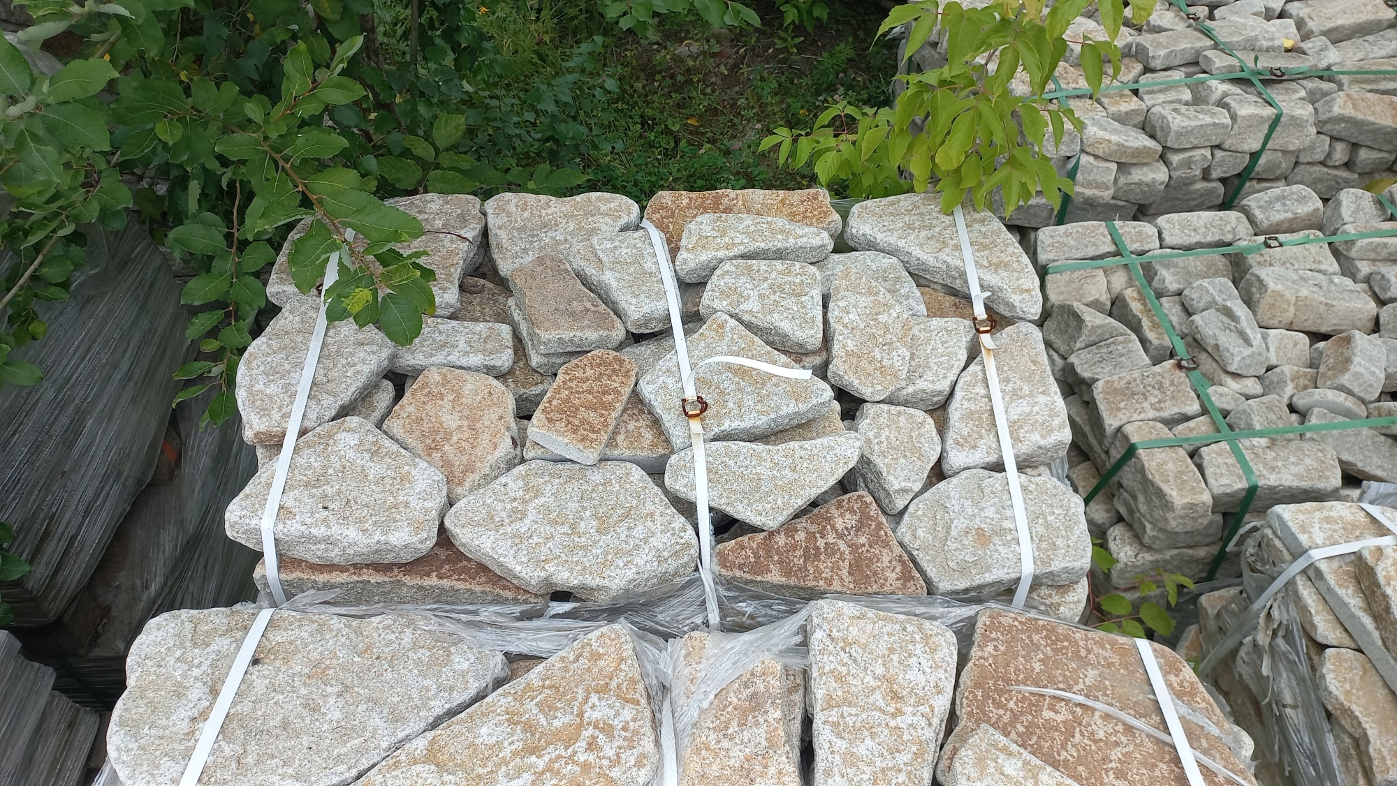 Гранитный плитняк галтованный для мощения купить в Первоуральске