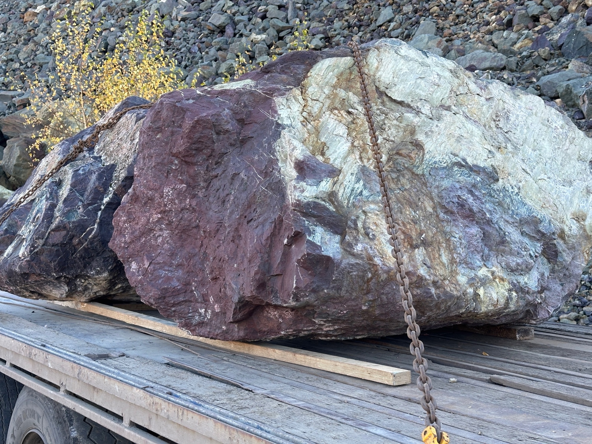 Огромные красно-фиолетовые валуны для ландшафтного дизайна весом более 5 тонн купить в Первоуральске