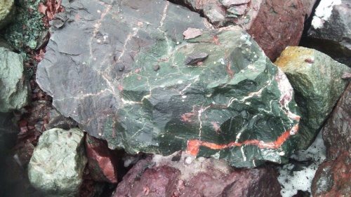 Гигантские зелёные валуны для ландшафтного дизайна весом более 5 тонн купить в Первоуральске