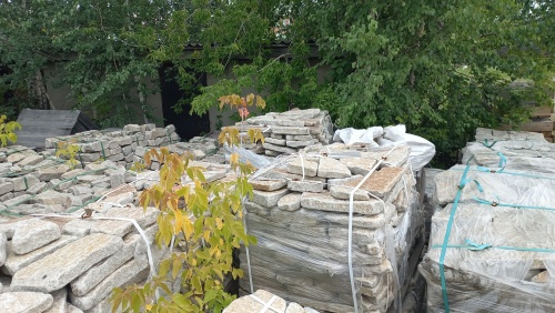 Плитняк галтованный гранитный для ландшафтного дизайна купить в Первоуральске