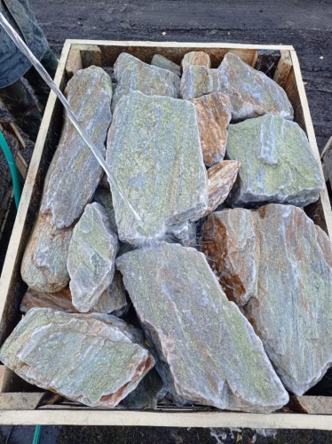 Златолит жёлтый, жёлто-зелёный глыбки и валуны для ланшафтного дизайна купить в Первоуральске