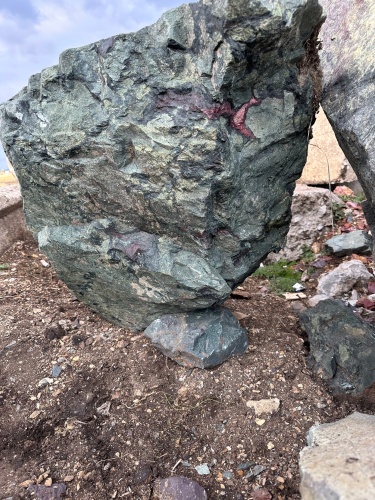 Гигантские зелёные валуны для ландшафтного дизайна весом более 5 тонн купить в Первоуральске