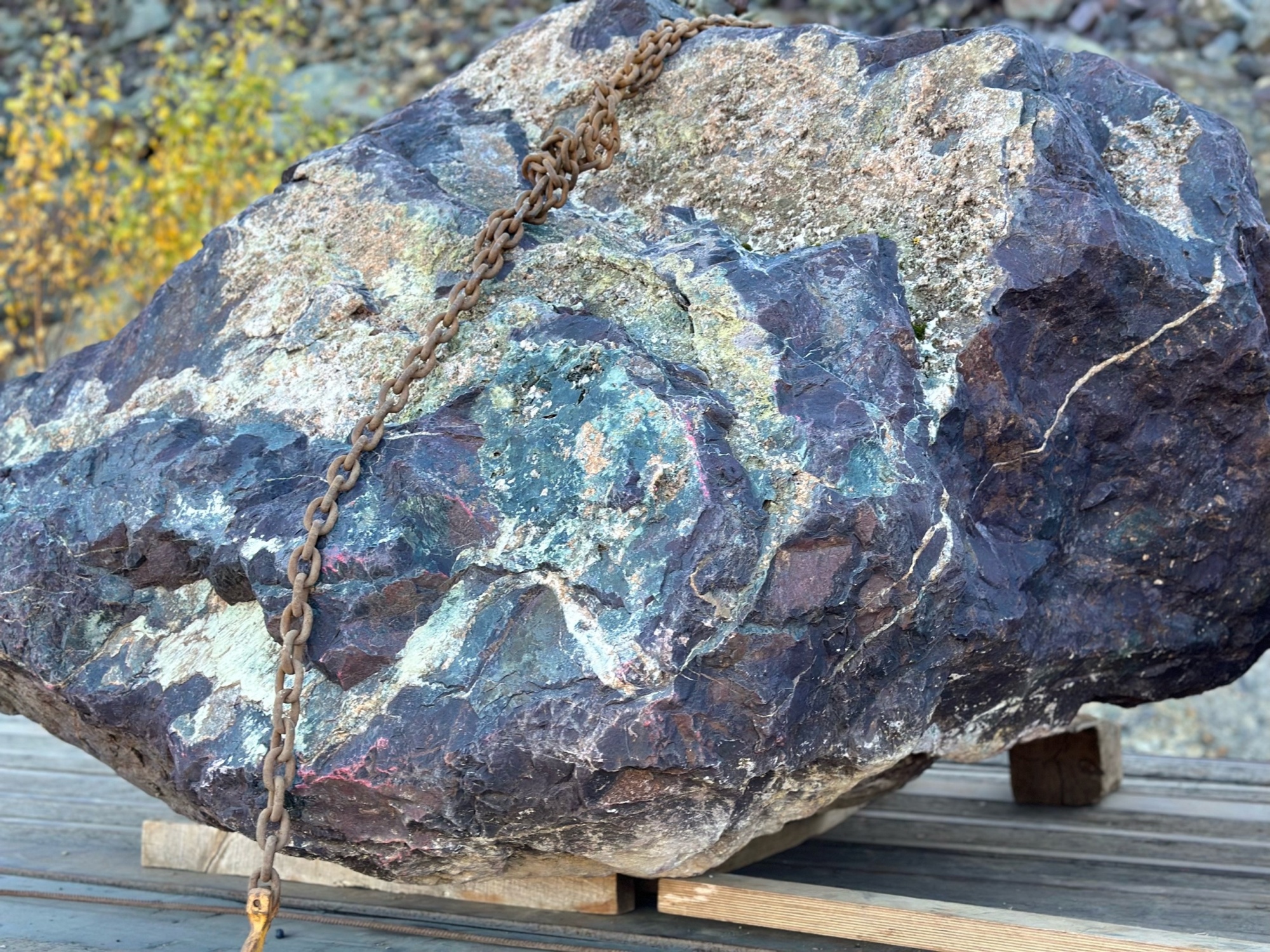 Огромные красно-фиолетовые валуны для ландшафтного дизайна весом более 5 тонн купить в Первоуральске