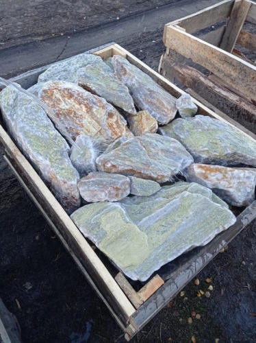 Златолит жёлтый, жёлто-зелёный глыбки и валуны для ланшафтного дизайна купить в Первоуральске