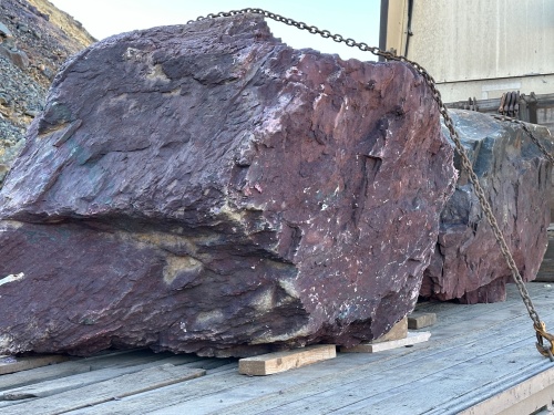 Огромные красно-фиолетовые валуны для ландшафтного дизайна весом более 5 тонн купить в Первоуральске