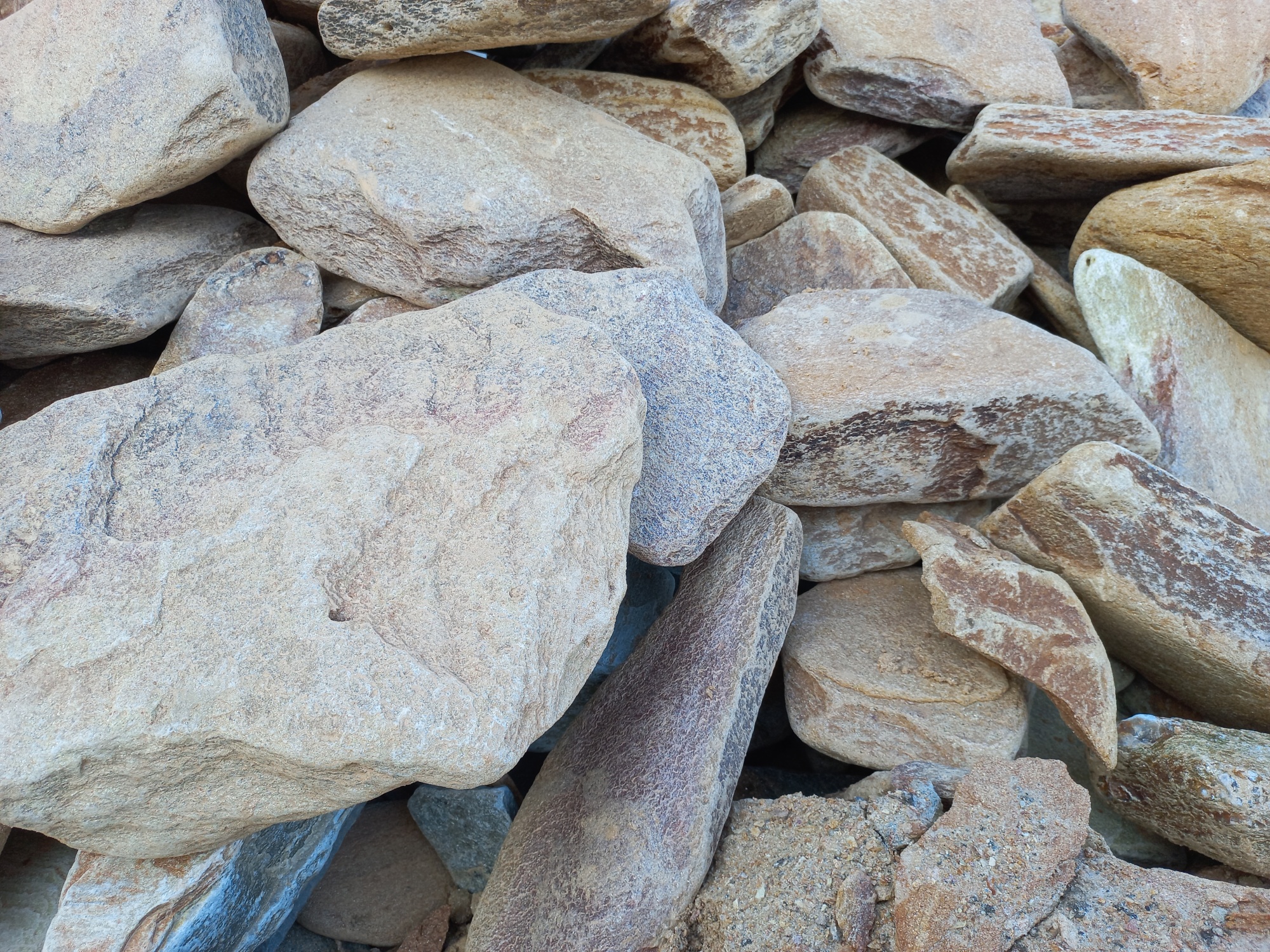 Златолит жёлтый, жёлто-зелёный глыбки и валуны для ланшафтного дизайна купить в Первоуральске