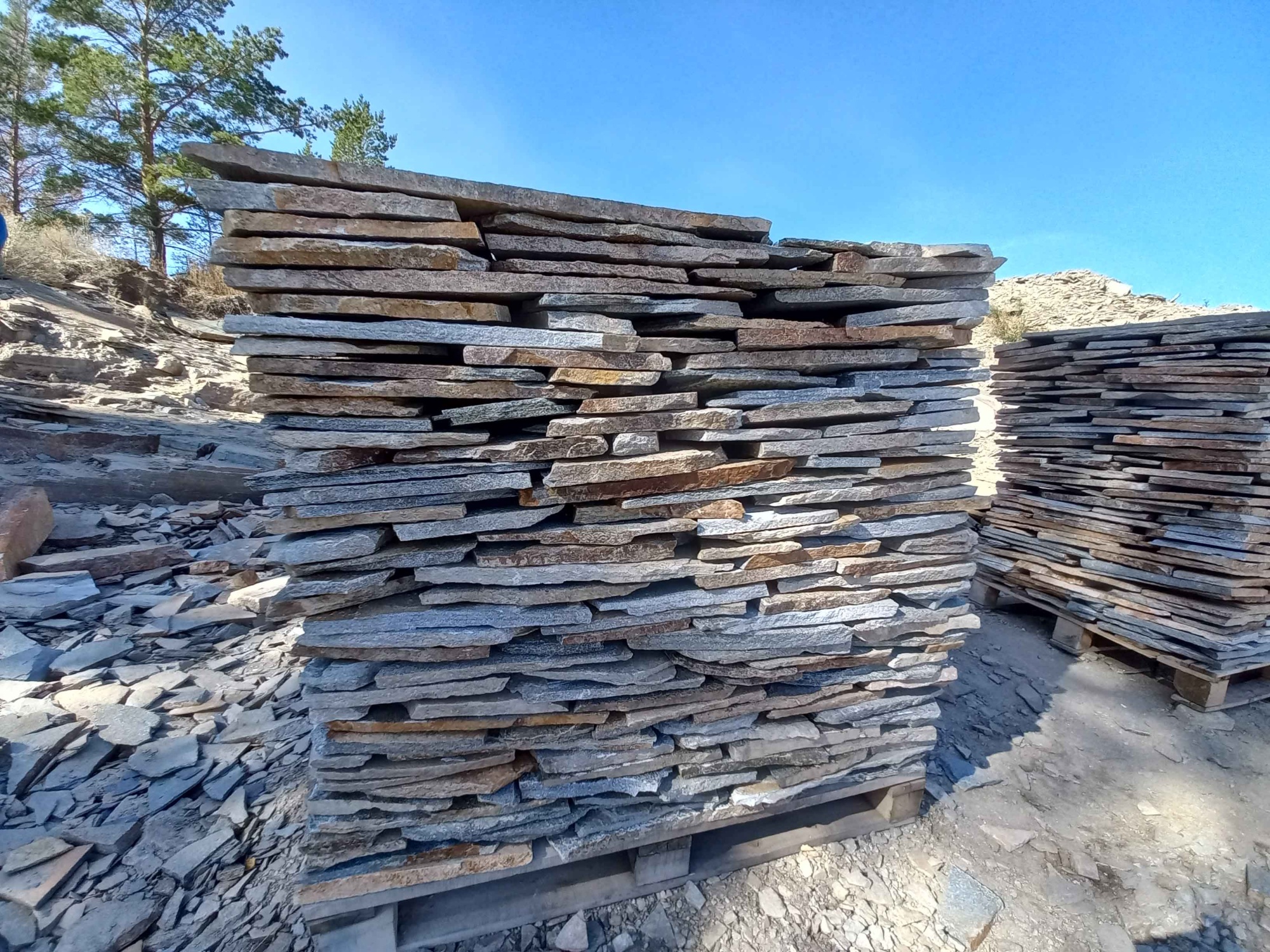 Плитняк златолит серебристый для фасада купить в Первоуральске