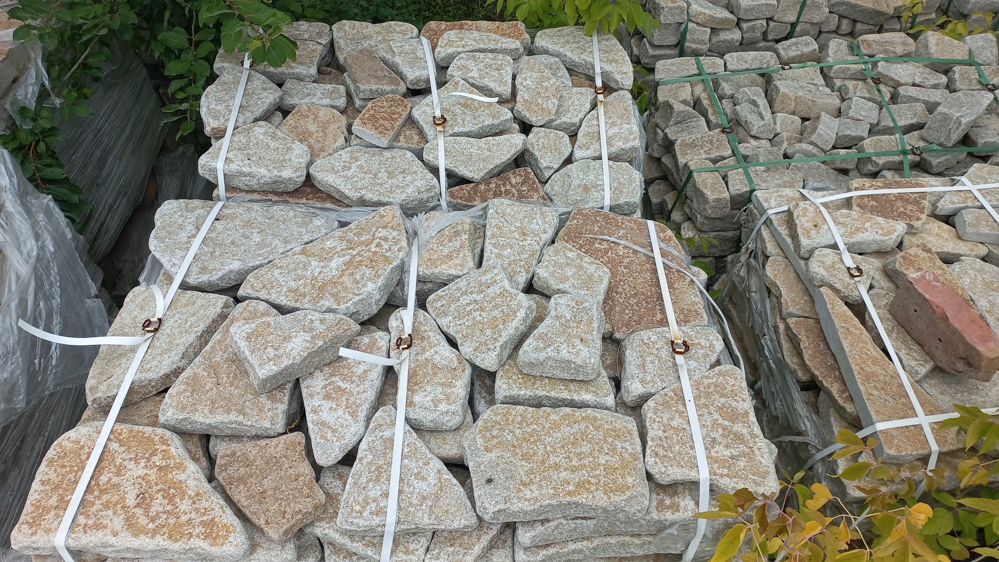 Гранитный плитняк галтованный для мощения купить в Первоуральске