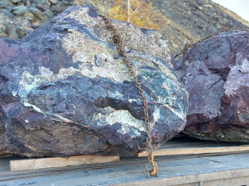 Огромные красно-фиолетовые валуны для ландшафтного дизайна весом более 5 тонн купить в Первоуральске