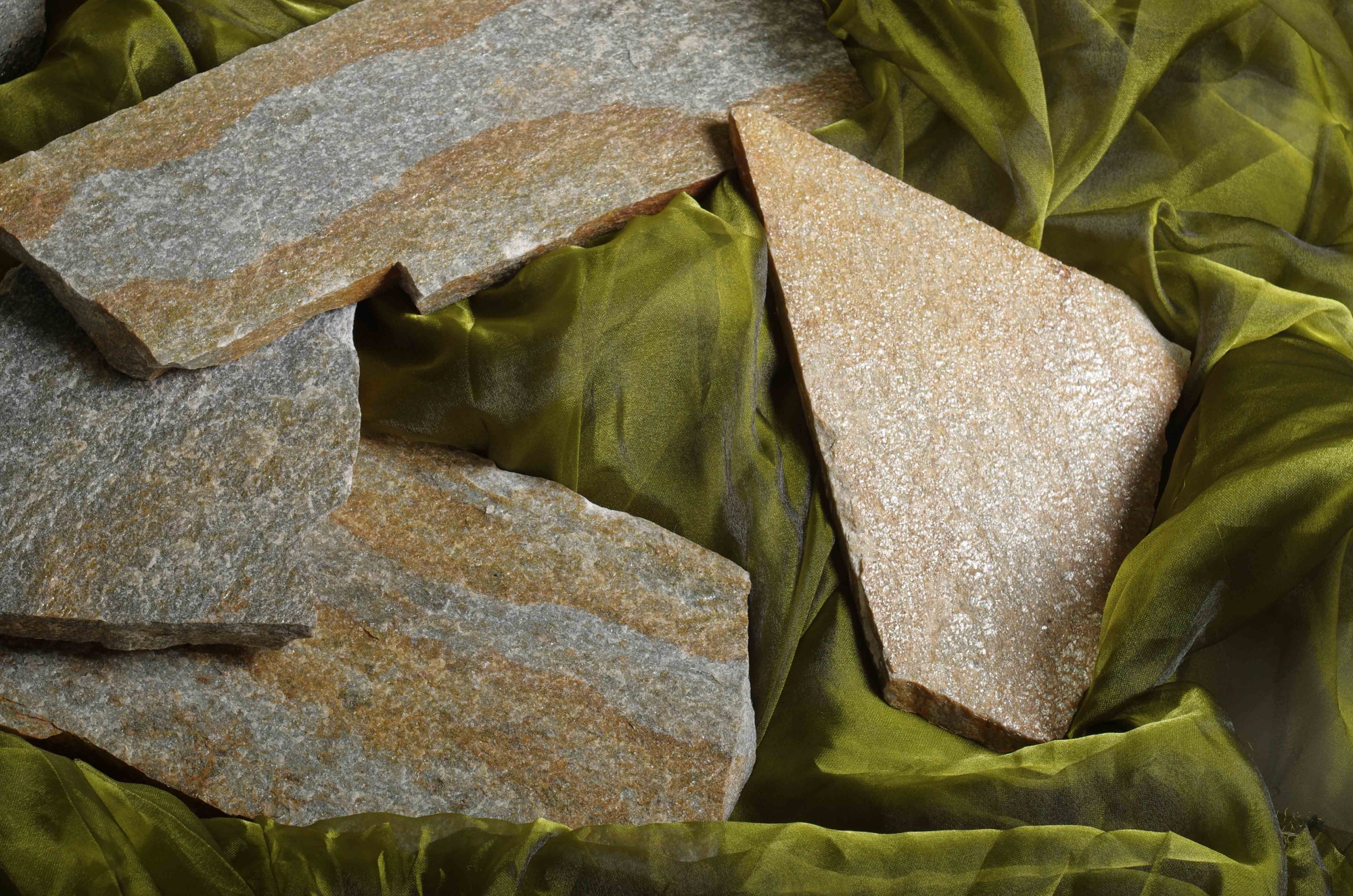 Плитняк златолит Уральский для цоколя, отмостки купить в Первоуральске