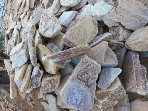 Златолит жёлтый, жёлто-зелёный глыбки и валуны для ланшафтного дизайна купить в Первоуральске