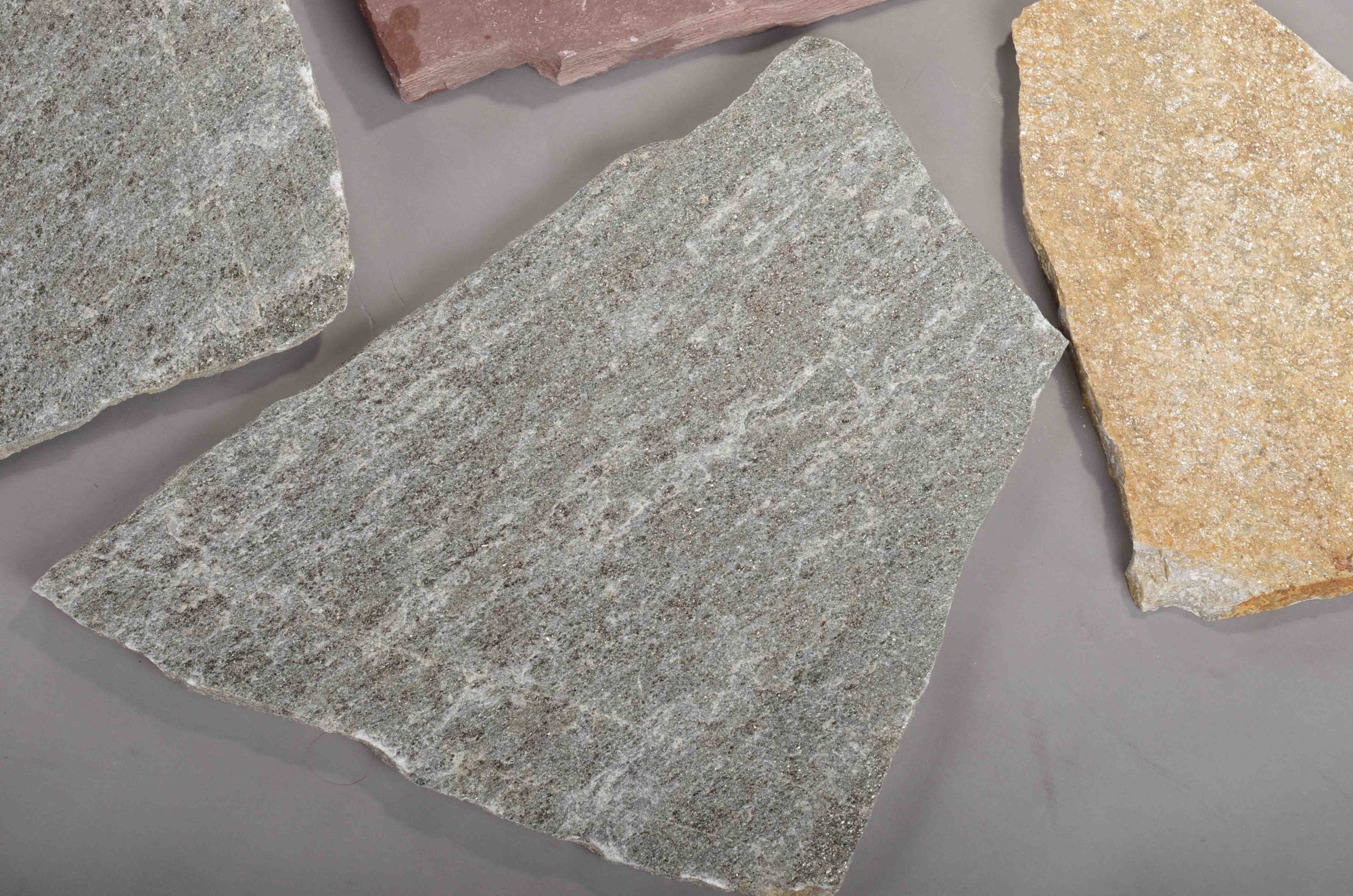 Плитняк златолит Уральский для цоколя, отмостки купить в Первоуральске