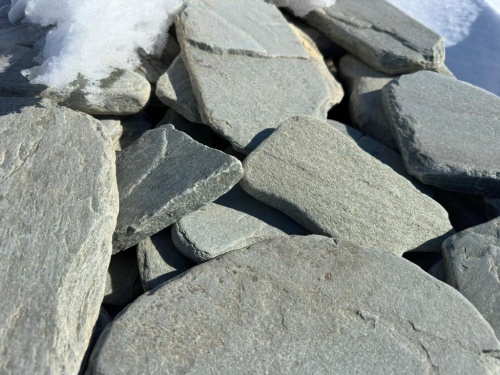 Плитняк златолит зелёный галтованный для цоколя купить в Первоуральске