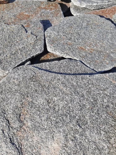 Златолит серебристый галтованный для лестниц купить в Первоуральске