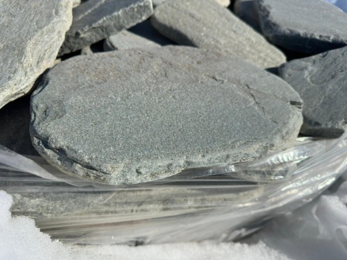 Плитняк златолит зелёный галтованный для мощения на бетон купить в Первоуральске